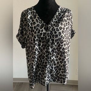 Dana abuchean Size XL - Short Sleeve, Leopard Print .